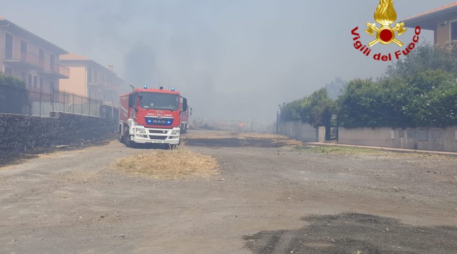 San Giovanni Galermo, vasto incendio minaccia abitazioni. Intervento dei Vigili del fuoco