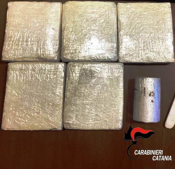 Catania, blitz antidroga: sequestrati oltre 6 Kg di cocaina.In manette una donna. La droga nascosta nell’armadio delle figlie