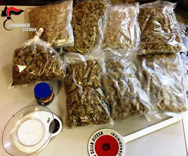 Catania, nascondeva in casa 2,5 Kg di “fumo”: pusher in manette
