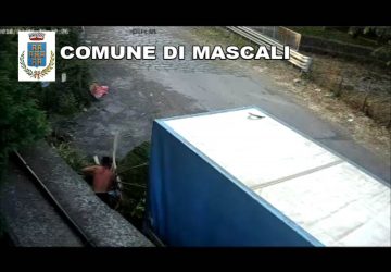 Mascali, nuovi attacchi al territorio. Beccati mentre scaricavano rifiuti vegetali in via Sant'Anna VIDEO
