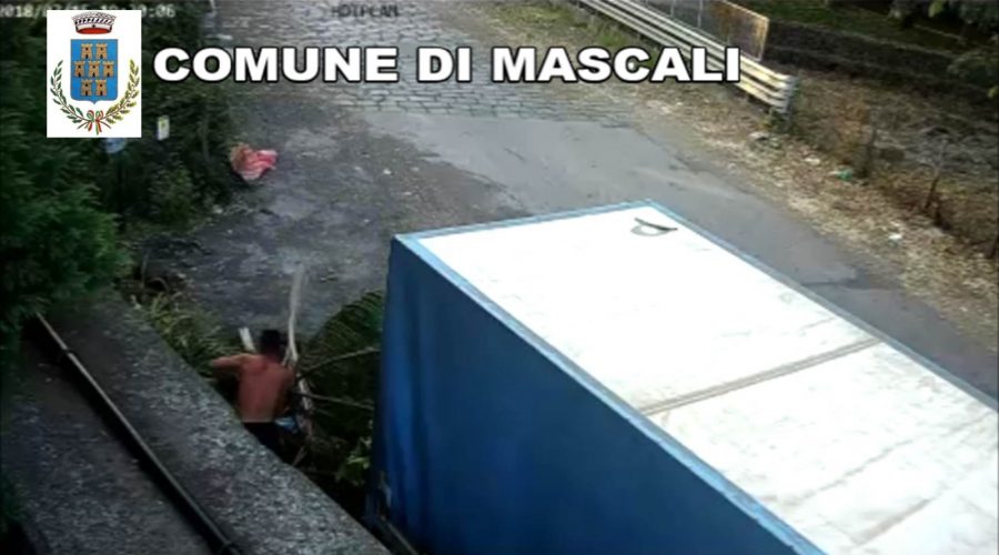 Mascali, nuovi attacchi al territorio. Beccati mentre scaricavano rifiuti vegetali in via Sant’Anna VIDEO