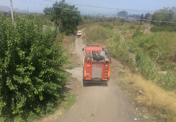 Giarre, incendio nel torrente a Santa Maria La Strada