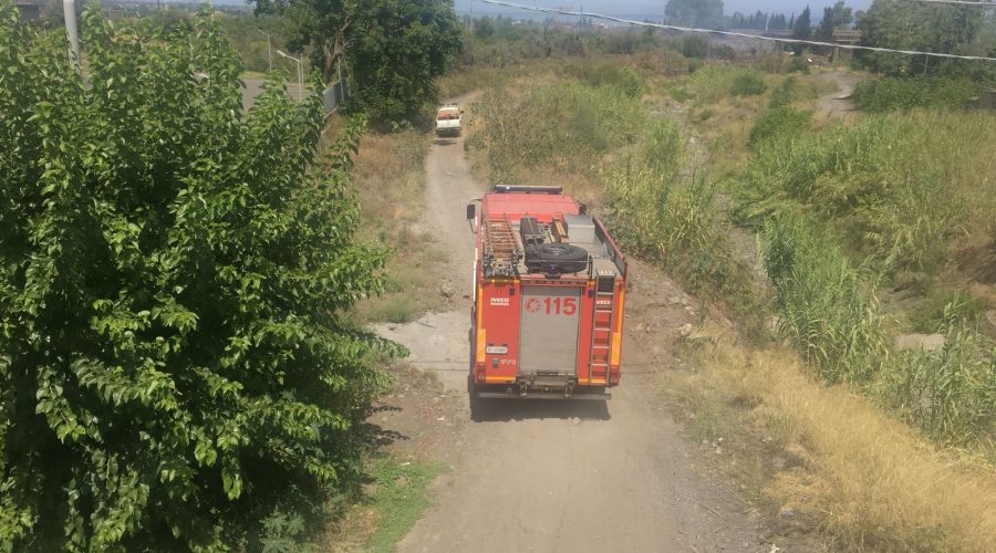 Giarre, incendio nel torrente a Santa Maria La Strada