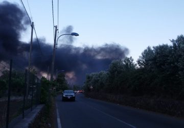 Vasto incendio vicino la riserva del fiume Fiumefreddo. Ingenti i danni VIDEO