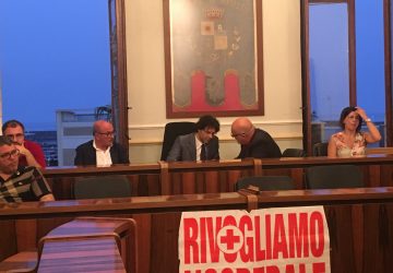 Riposto, insediato il nuovo Consiglio comunale. Eletto Presidente Saro Cerra. Tensioni in aula con la Di Guardo