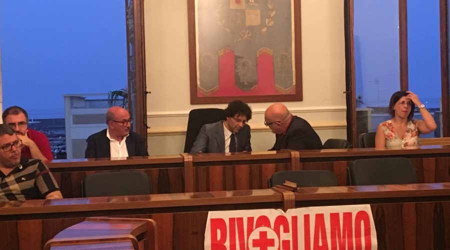 Riposto, insediato il nuovo Consiglio comunale. Eletto Presidente Saro Cerra. Tensioni in aula con la Di Guardo