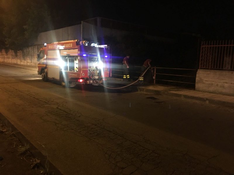 Giarre, incendio nel quartiere Jungo