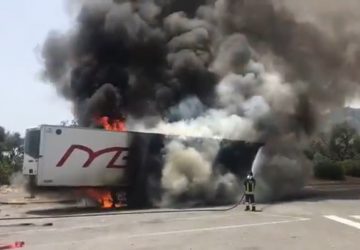 A18,  in fiamme autoarticolato nel tratto di Santa Teresa di Riva. Intervento dei Vigili del fuoco