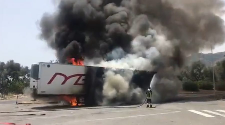 A18,  in fiamme autoarticolato nel tratto di Santa Teresa di Riva. Intervento dei Vigili del fuoco
