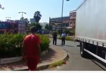 Misterbianco, incidente in via Carlo Marx: donna finisce sotto un autocarro. Intervento dei Vigili del fuoco ed elisoccorso 118