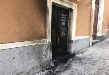 Giarre, pneumatico dato alle fiamme davanti a negozio di informatica: &egrave; racket? La vittima: "Atto squallido" VIDEO