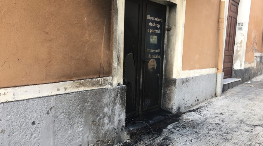 Giarre, pneumatico dato alle fiamme davanti a negozio di informatica: è racket? La vittima: “Atto squallido” VIDEO