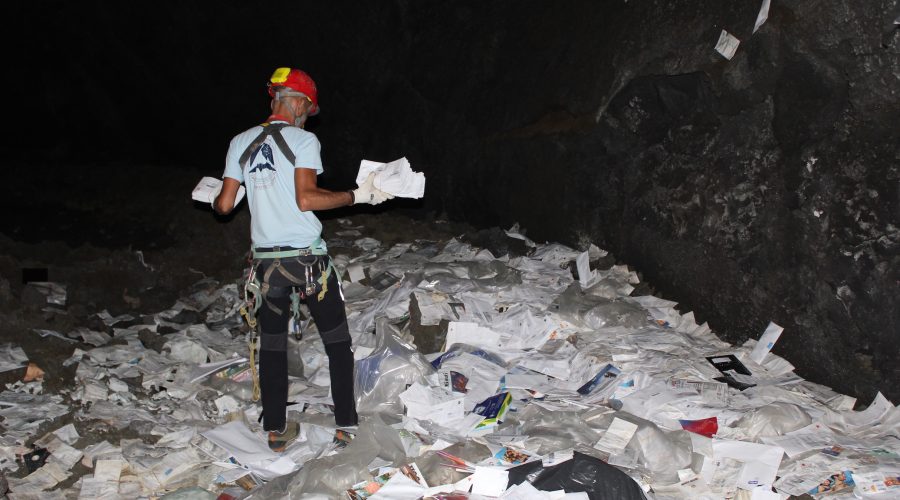 Belpasso, scoperta grotta usata come discarica di posta. Il sindaco Motta: “Fatto gravissimo”