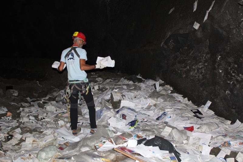 Belpasso, scoperta grotta usata come discarica di posta. Il sindaco Motta: “Fatto gravissimo”