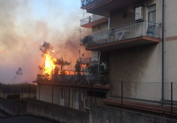 Giarre, incendio in corso Messina. Le fiamme lambiscono alcune abitazioni VIDEO LA DIRETTA