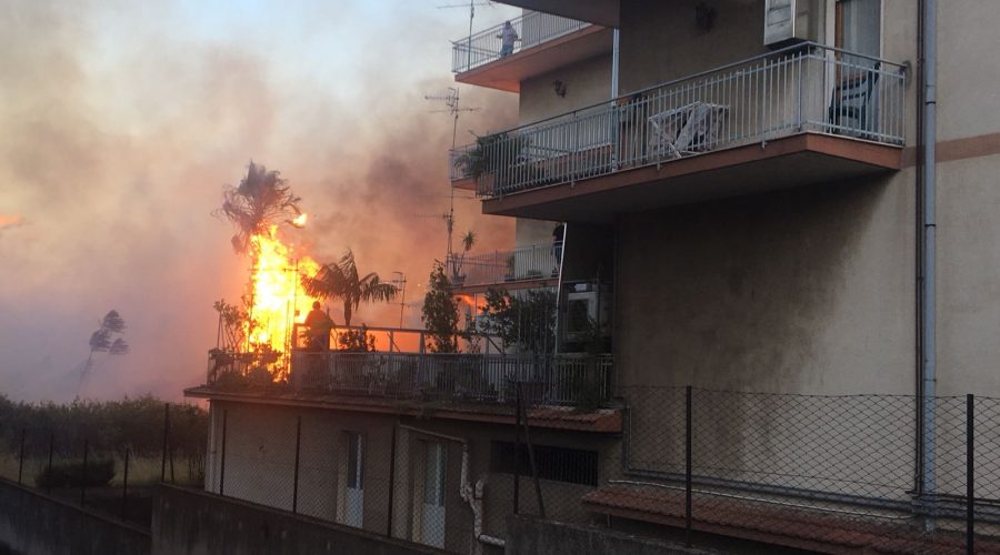 Giarre, incendio in corso Messina. Le fiamme lambiscono alcune abitazioni VIDEO LA DIRETTA