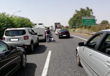 Incendi in autostrada, pesanti disagi e lunghe code verso Catania