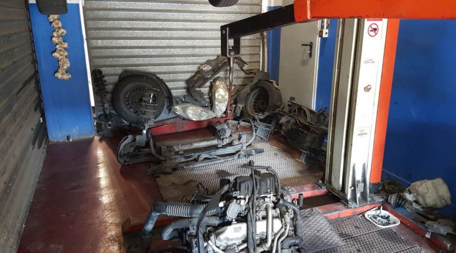 Catania, officina irregolare e con lavoratori in nero: denunciato