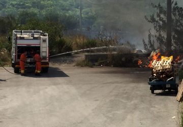 Giarre, paura in via Lisi per un vasto rogo. A rischio le vicine abitazioni. Intervento della Forestale e dei Vigili del fuoco
