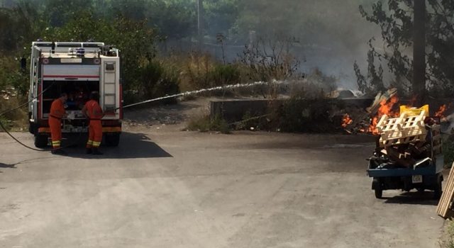 Giarre, paura in via Lisi per un vasto rogo. A rischio le vicine abitazioni. Intervento della Forestale e dei Vigili del fuoco