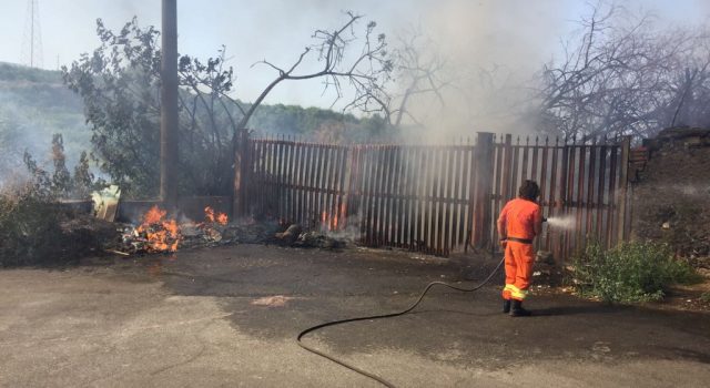 Giarre, paura in via Lisi per un vasto rogo. A rischio le vicine abitazioni. Intervento della Forestale e dei Vigili del fuoco