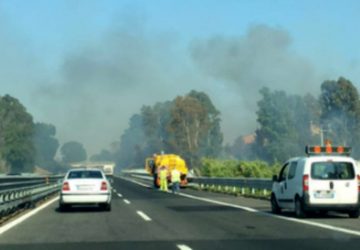 Incendio sterpaglie in A18 sulla rampa di accesso ad Acireale. Vigili del fuoco in azione