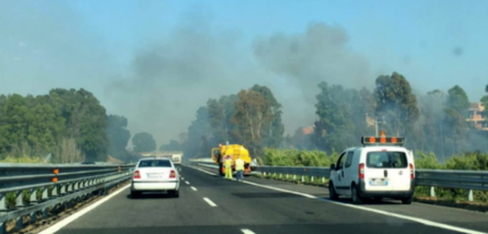 Incendio sterpaglie in A18 sulla rampa di accesso ad Acireale. Vigili del fuoco in azione