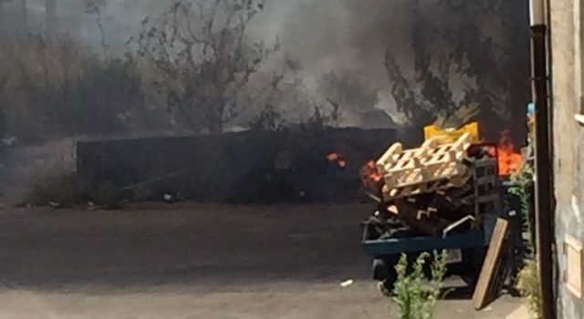 Giarre, paura in via Lisi per un vasto rogo. A rischio le vicine abitazioni. Intervento della Forestale e dei Vigili del fuoco