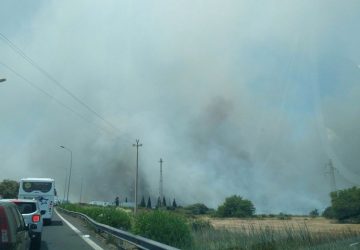 Catania, vasto incendio sterpaglie a ridosso della Tangenziale