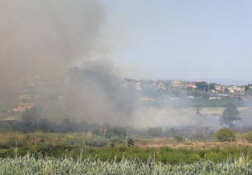 Calatabiano, vasto incendio nei pressi della stazione Fs. Impegnati diversi mezzi dei Vigili del fuoco