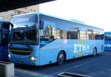 Catania, autista di un pullman per Taormina lascia a terra tre donne africane. E' polemica sulla dinamica