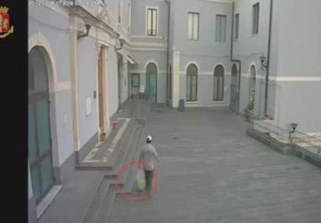 Catania, per vendicarsi del suo licenziamento piazza una bomba artigianale: arrestato 47enne