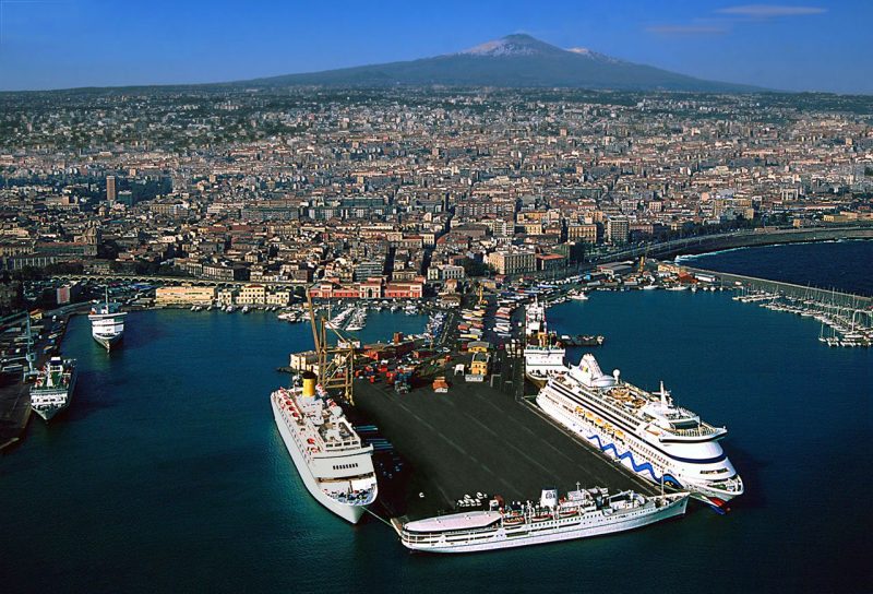 Controlli serrati della polizia al porto di Catania