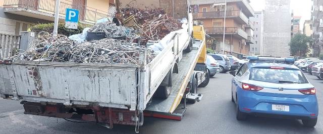 Catania, trasportavano su autocarro rame, materiale ferroso e rifiuti speciali: tre denunce
