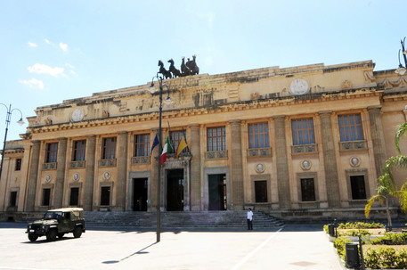 Messina, manette per un ex giudice del Cga: l’accusa è di corruzione