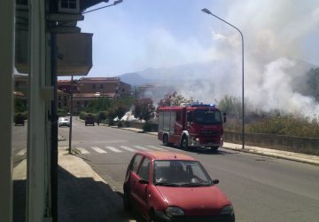 Giarre, ancora incendio di sterpaglie sul viale Don Minzoni FOTO
