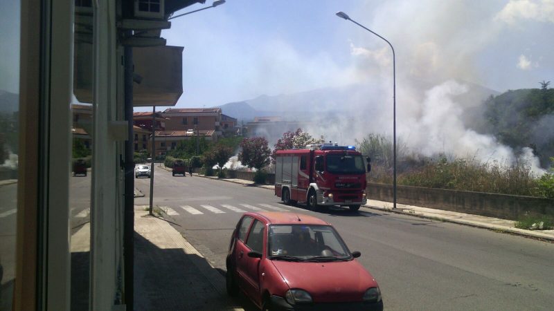Giarre, ancora incendio di sterpaglie sul viale Don Minzoni FOTO