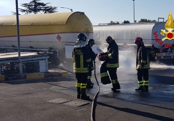 Mascalucia, paura per la perdita di gas da una autocisterna. Intervento del nucleo NBCR Vigili del fuoco