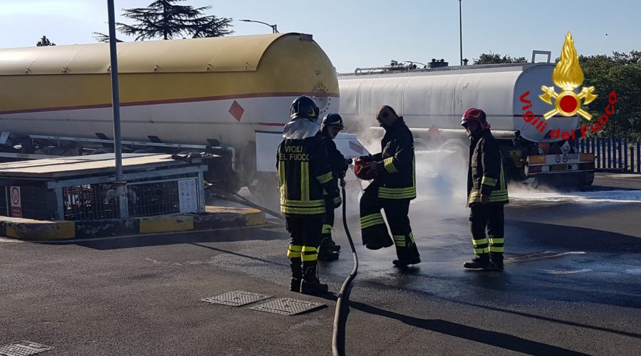 Mascalucia, paura per la perdita di gas da una autocisterna. Intervento del nucleo NBCR Vigili del fuoco