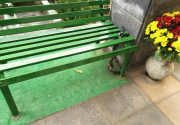 Cimitero di Catania, rubano la panca di fronte alla tomba del figlio: il padre denuncia il furto