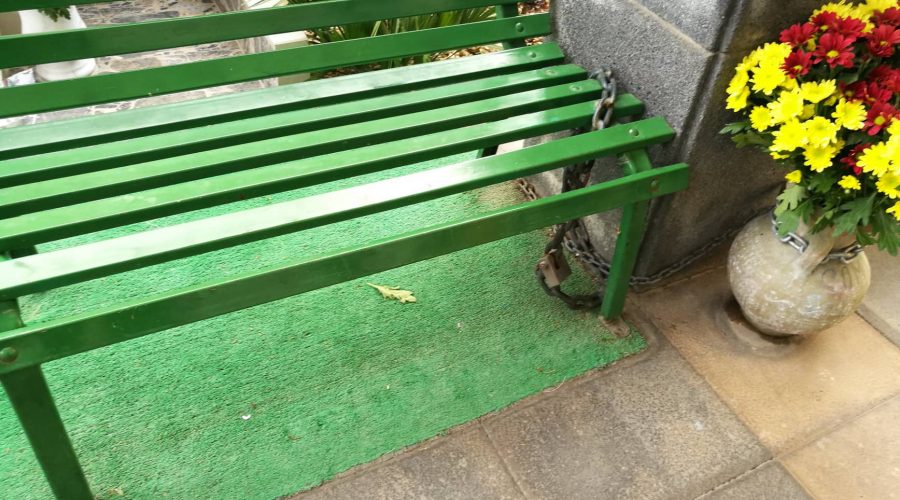 Cimitero di Catania, rubano la panca di fronte alla tomba del figlio: il padre denuncia il furto
