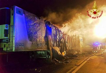 Vizzini, a fuoco un autoarticolato sulla SS 514: intervento dei Vigili del fuoco