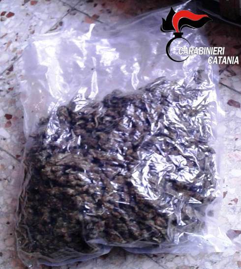 Catania, occultava la droga nel soggiorno di casa: pusher in manette. Sequestrato 1 Kg di marijuana.