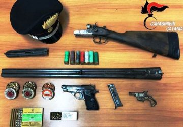 Catania, lite al distributore di carburanti, uomo estrae la pistola ed esplode tre colpi d&rsquo;arma da fuoco: arrestato assieme al figlio