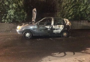 Giarre, a fuoco un'auto in via Silvio Pellico