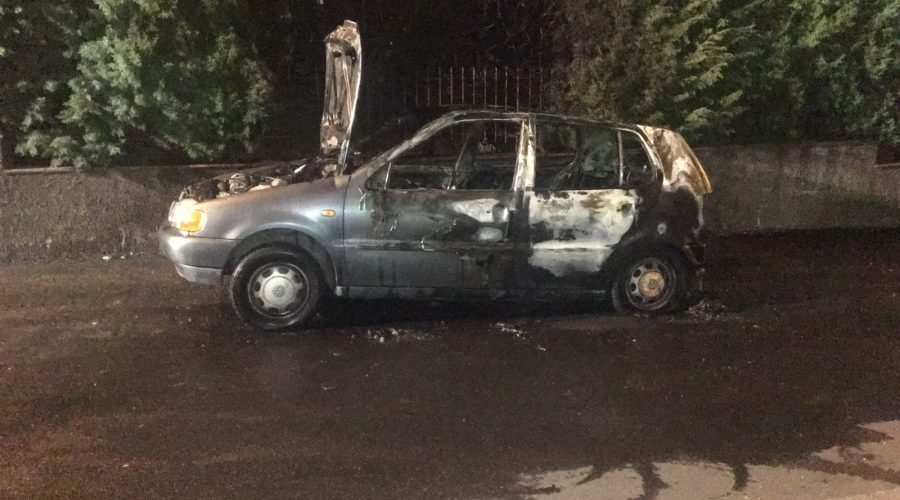 Giarre, a fuoco un’auto in via Silvio Pellico