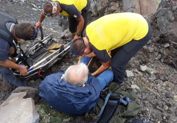 Etna, si infortuna a quota 2200 metri: paternese soccorso dal Sagf