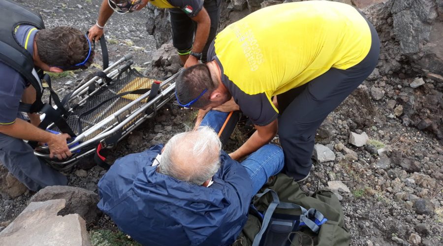 Etna, si infortuna a quota 2200 metri: paternese soccorso dal Sagf
