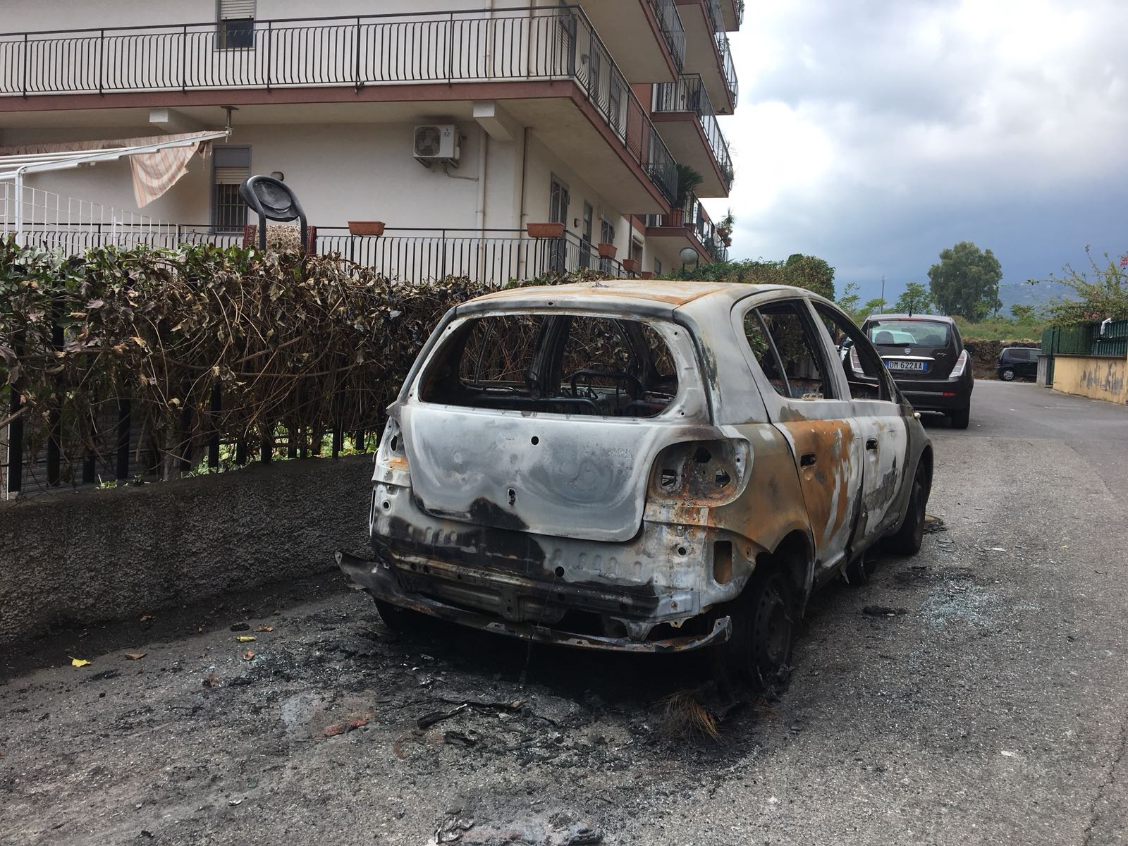 Giarre, a fuoco auto sul viale Aldo Moro