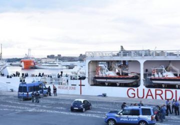 Catania, nave Diciotti: al via lo sbarco dei migranti
